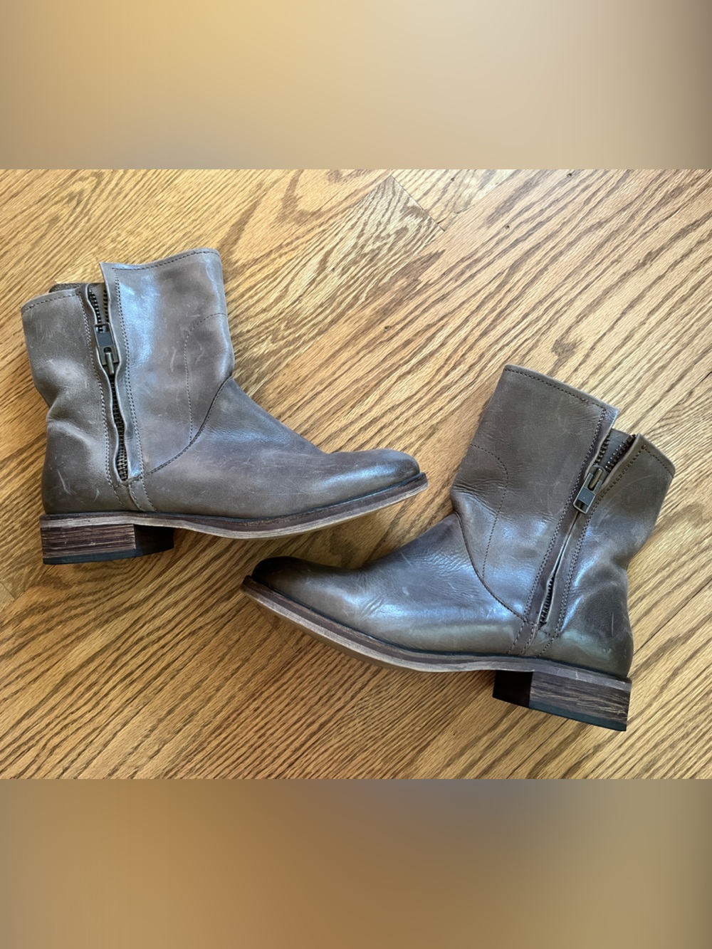 hinge Sheldon boot - Taupe Leather Ankle Boots with Side Zip